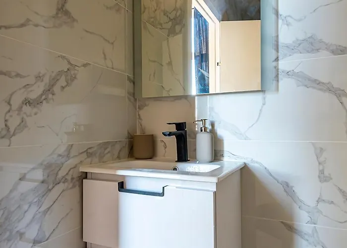 304 B Charming Refurbished Super Apartment