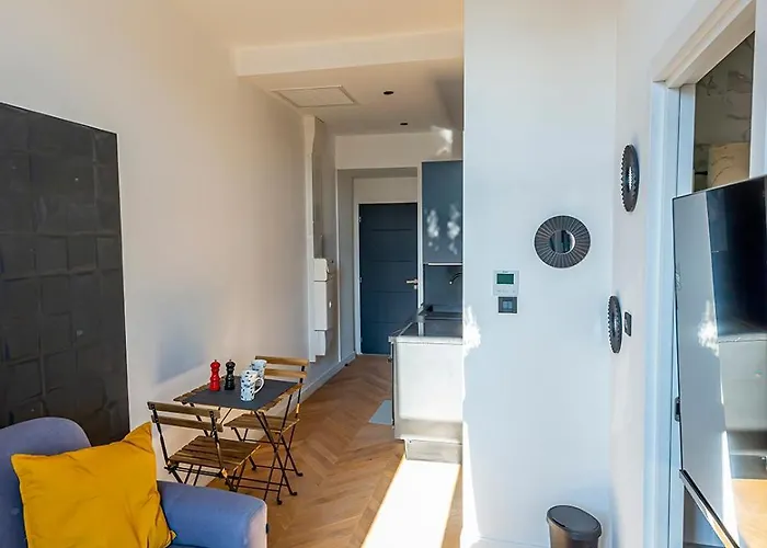 304 B Charming Refurbished Super Nice